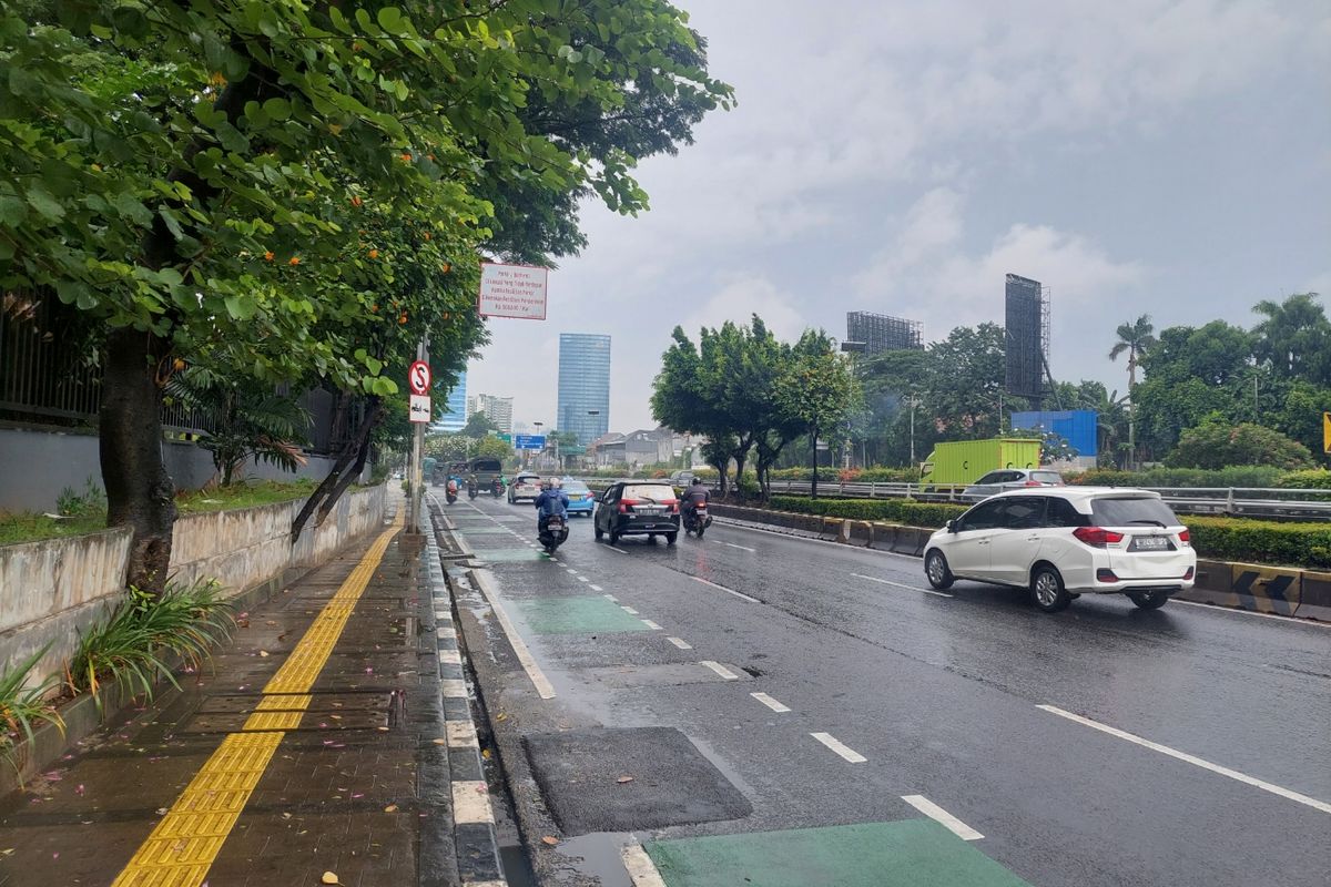 Suasana jalan di depan gedung DPR/MPR, Jakarta, Kamis (21/4/2022) siang.