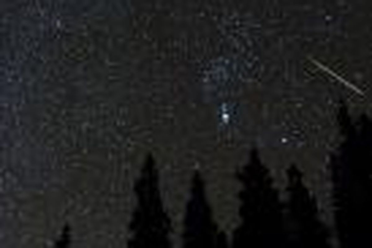 Hujan meteor Orionid pada 21 Oktober 2012 seperti diabadikan astrofotografer Daniel McVey.