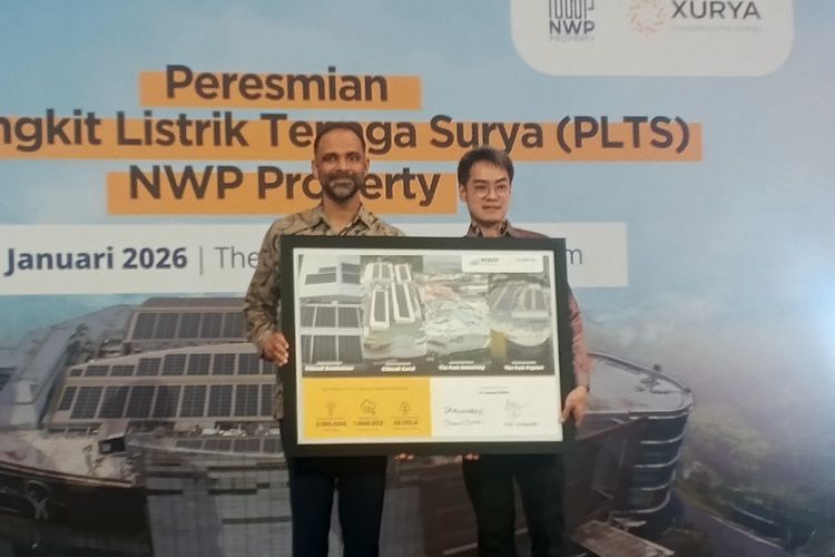 Managing Director, Xurya Daya Indonesia, Eka Himawan, dan Research & Development Advisor, NWP Property, Dhawal Doshi, meresmikan PLTS atap The Park Pejaten pada Rabu (14/1/2026).