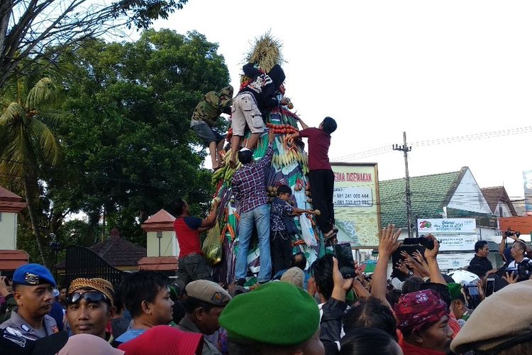 Ribuan warga Kabupaten Bondowoso, Jawa Timur, berebut hasil bumi di kawasan Alun Alun Ki Bagus Asra. Sebanyak 200 gunungan hasil bumi dibagikan dalam rangka memperingati dua abad Bondowoso.