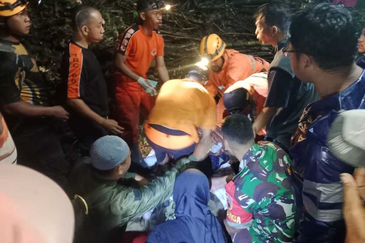 Upaya evakuasi petani di Kabupaten Magetan yang tewas tertimpa rumpun bambu yang tumbang saat pulang bekerja dari sawah. Hujan deras Minggu sore selain menumbangkan pohon juga merusak sejumlah genting rumah milik warga di Kecamatan Maospati.