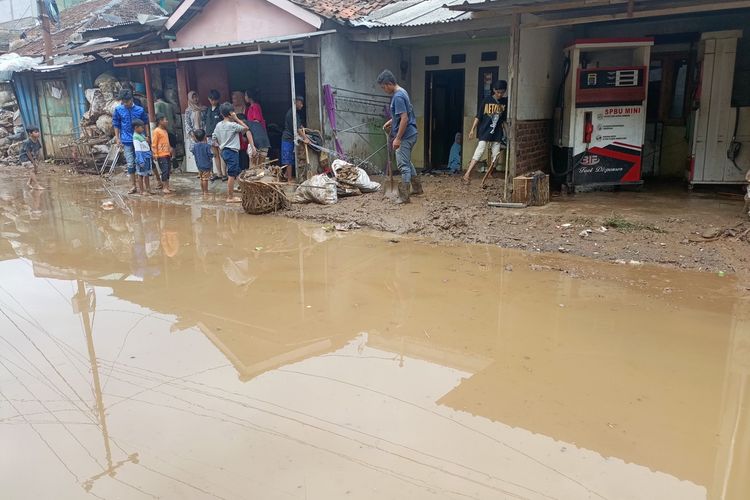 Sejumlah warga di Kampung Blok Desa, Desa Banjaran Wetan, Kecamatan Banjaran, Kabupaten Bandung, Jawa Barat, tengah membersihkan rumah dan jalan akibat terdampak banjir sungai Citalugtug, yang meluap pada Selasa (6/11/2024)