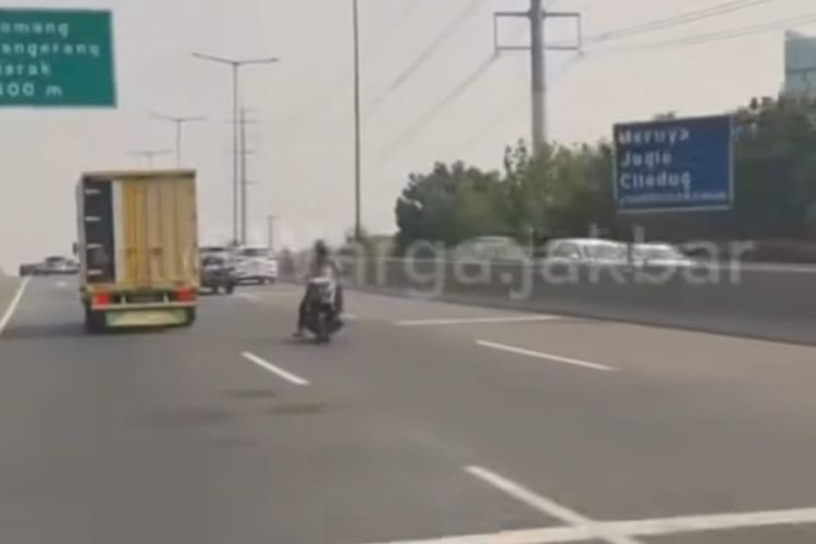 Pemotor Nekat Lawan Arah Terobos Tol di Jakbar, Diduga Panik Diteriaki Sekuriti