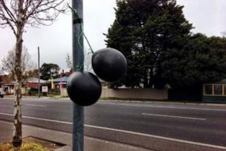 Warga kota Bendigo, Australia yang tak setuju dengan rencana pembangunan masjid di kota tersebut menyebar balon hitam sebagai bentuk protes.