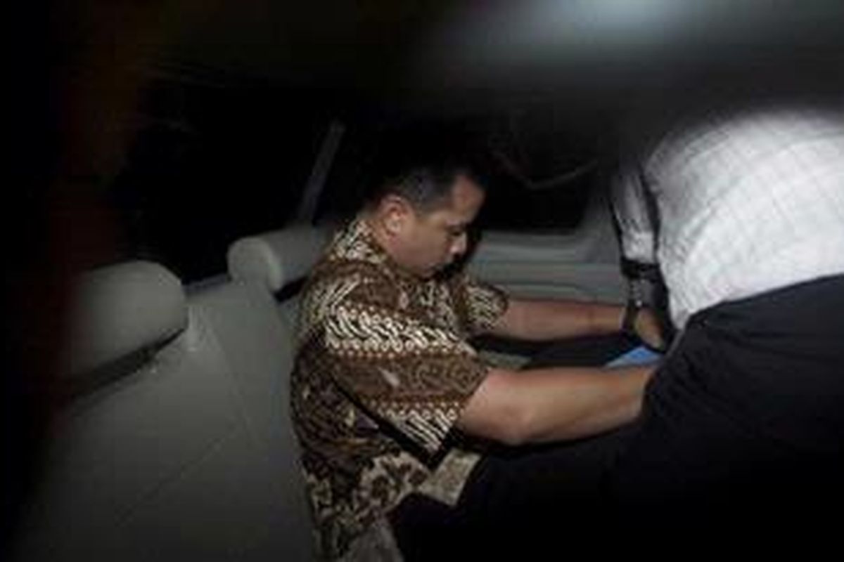 Mantan pegawai Ditjen Pajak, Dhana Widyatmika meninggalkan ruang pemeriksaan Tindak Pidana Khusus, Kejaksaan Agung, Jakarta, Kamis (1/3/2012). Tersangka kasus dugaan korupsi dan pencucian uang tersebut diperiksa lebih kurang 10 jam terkait rekening gendut yang dilaporkan Pusat Pelaporan dan Analisis Transaksi Keuangan (PPATK).