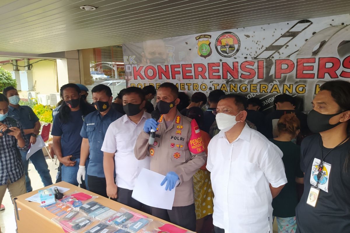 Kapolres Metro Tangerang Kota Kombes Pol Deonijiu de Fatima saat melakukam konferensi pers kasus prostitusi daring di Mapolresta Metro Tangerang Kota, Kota Tangerang, Banten, Senin (8/3/2021) siang.