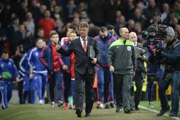 Manajer Manchester United, Louis van Gaal, menyapa para suporter di tribun Old Trafford, jelang laga versus Chelsea, Senin (28/12/2015). 