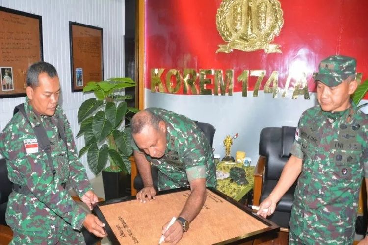 Dandrem 174/ATW Brigjen TNI Abdul Rauf (bertopi) saat mendampingi Pangdam XVII Cenderawasih dalam kunjungan kerjanya ke Merauke. (ANTARA/HO/Pendam XVII Cenderawasih)