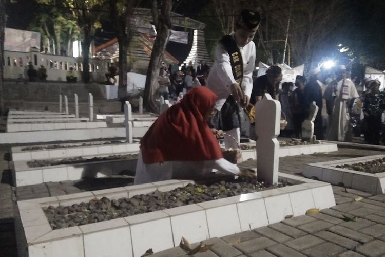 Tabur bunga ke makam pahlawan oleh perwakilan siswa MINU Tratee Putra Gresik, yang dilaksanakan di Taman Makam Pahlawan (TMP) Gresik, Jumat (19/8/2022) malam. 