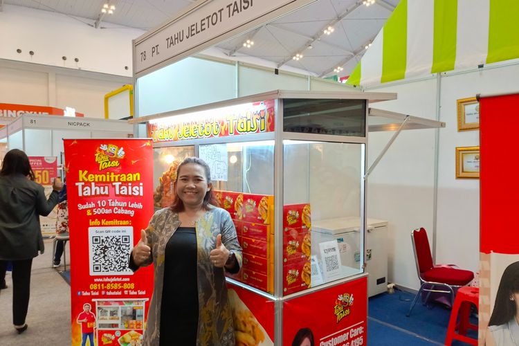 Rosie Pakpahan, Owner Tahu Jeletot Taisi saat pameran IFBC 2023 di ICE BSD pada Jum'at (3/11/2023)