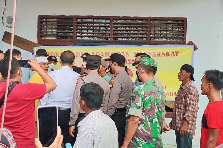 Warga melakukan aksi unjuk rasa di Kantor Desa Sialang Jaya, Kecamatan Rambah, Kabupaten Rokan Hulu, Riau, memimta kades diberhentikan karena diduga selingkuh, Senin (9/5/2022).