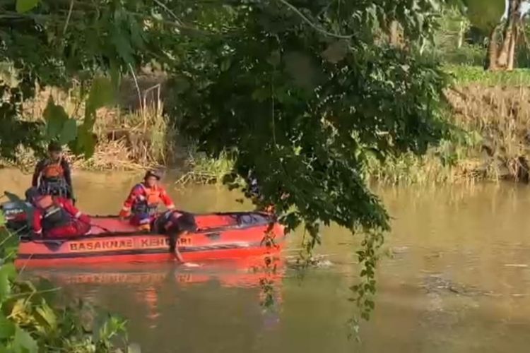 Tim Basarnas Kendari menyusuri sungai Laeya lokasi seorang wanita diduga diterkam buaya