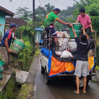 Pemuda Dusun Jlamprang rutin mengambil sampah dari rumah warga