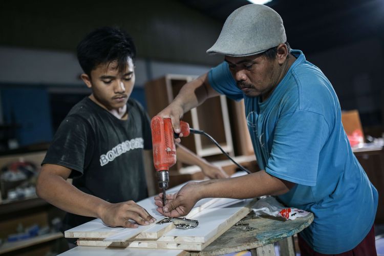 Pekerja menyelesaikan pesanan kitchen set di bengkel Usaha Mikro Kecil dan Menengah (UMKM) Eksentrik, Kabupaten Bogor, Rabu (9/11/2022). Badan Pusat Statistik (BPS) melaporkan ekonomi Indonesia pada Kuartal III-2022 tumbuh sebesar 5,72 persen secara tahunan.