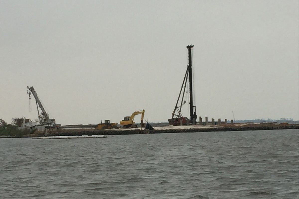 Sejumlah tiang pancang nampak berdiri di Pantai Pasir Putih Dadap, Kecamatan Kosambi, Kabupaten Tangerang, Selasa (5/9/2017). Rencananya, di tempat ini akan dibangun jembatan penghubung dari Dadap ke Pulau C hasil reklamasi di pantai utara Jakarta.