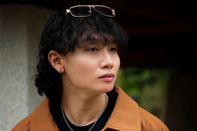 Ilustrasi gaya rambut pria. Poni depan yang jatuh alami kini menggantikan gaya rambut rapi pria, menandai pergeseran tren ke tampilan yang lebih santai dan minim perawatan.