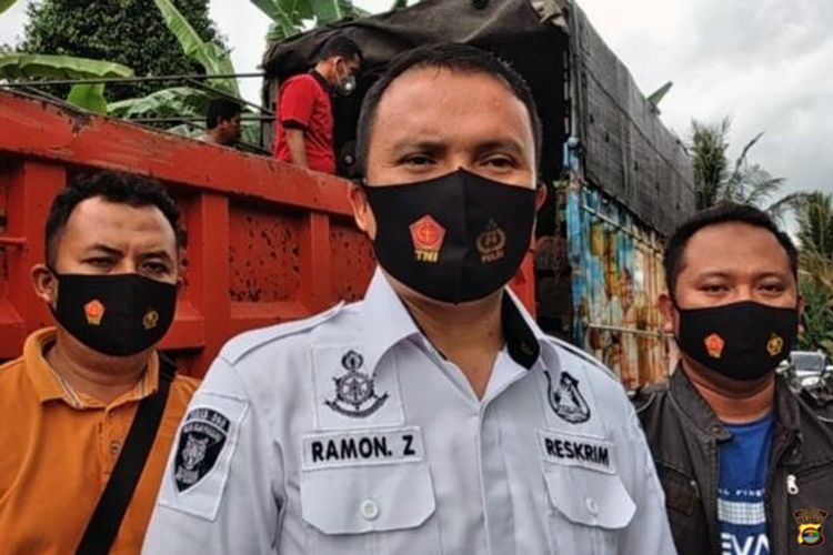 Kasat Reskrim Polres Tanggamus, Iptu Ramon Zamora saat pengungkapan kasus pembalakan liar. (FOTO: Dok. Humas Polres Tanggamus)