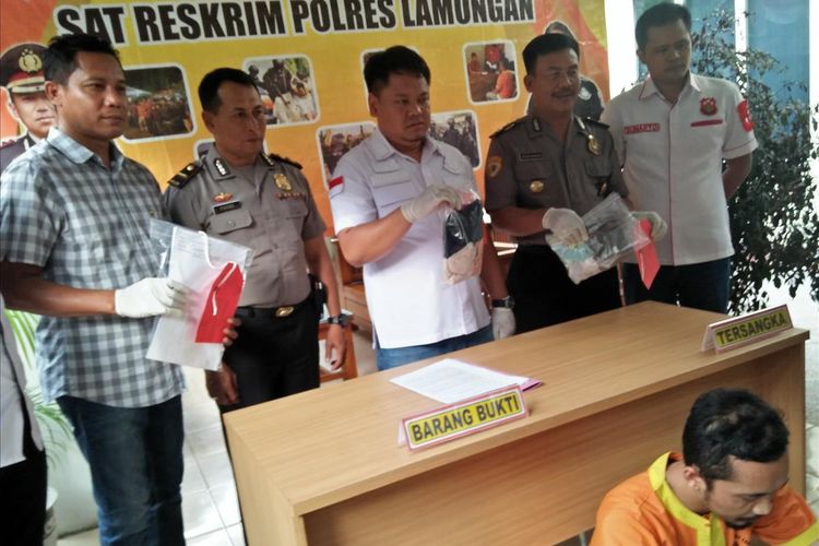 Kasatreskrim Polres Lamongan AKP Wahyu Norman Hidayat (tengah) bersama jajaran, saat menunjukkan barang bukti dan pelaku tindak pencabulan kepada awak media, Kamis (4/7/2019).