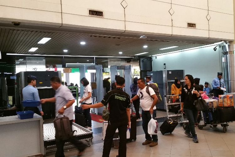 Ilustrasi: Sejumlah penumpang terlihat melakukan antrian untuk check in keberangkatan salah satu maskapai di Bandara Hang Nadhim Batam beberapa waktu lalu.