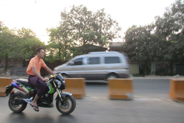 Pengendara motor di Kota Inle, Myanmar.