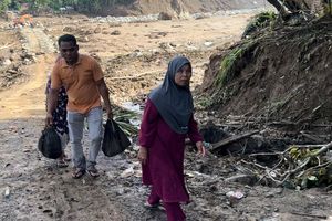 Warga Bantu Warga, Tempuh 40 Kilometer untuk Beri Makan Korban Banjir Agam Sumbar