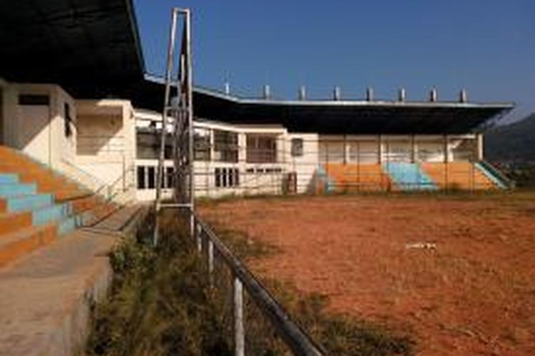 Venue softball yang berada di komplek stadion Si Jalak Harupat Kabupaten Bandung, Jawa Barat terlihat tak terurus dan penuh coretan di dinding.