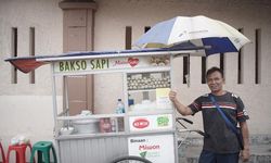 Cerita Pedagang Bakso Keliling, Jatuh Bangun Sekolahkan Anak hingga Sarjana