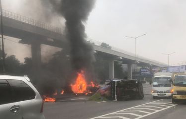 Penampakan mobil yang terbakar di Tol Jakarta-Cikampek (Japek) arah Cawang, tepatnya di KM 06, Jatibening, Bekasi, Jawa Barat, Rabu (1/5/2024).