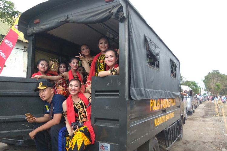 Beberapa penari Gandrung Sewu sedang diangkut truk satpol PP Minggu (8/10/2017)