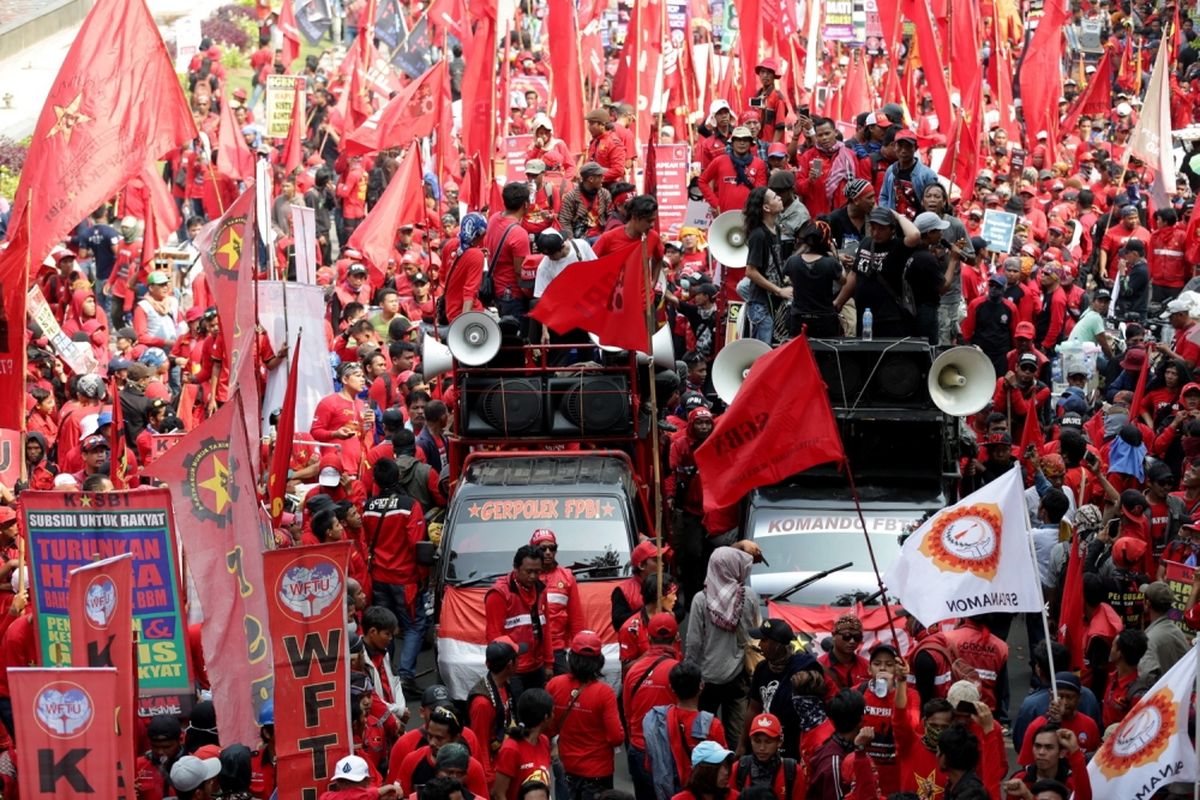 Buruh melakukan unjuk rasa di seputar bundaran Bank Indonesia, Jakarta, memperingati Hari Buruh Sedunia, Senin (1/5/2017). Aksi buruh serentak dilakukan di seluruh wilayah di Indonesia menuntut agar pemerintah menghapuskan sistem outsourcing, magang dan upah layak.