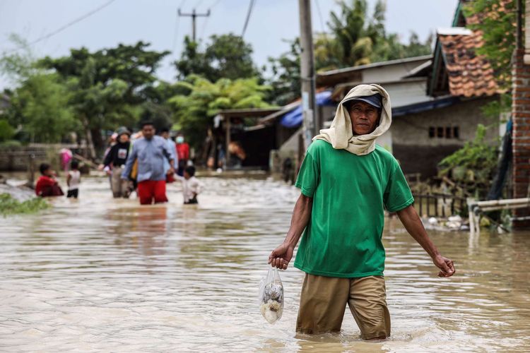 Warga saat mengungsi saat rumah mereka terendam banjir di Desa Karangligar, Kecamatan Telukjambe Barat, Karawang, Jawa Barat, Rabu (10/2/2021). Banjir di Karawang meluas ke 30 desa di 17 kecamatan. Akibatnya sebanyak 3.396 orang mengungsi dan satu orang meninggal dunia.