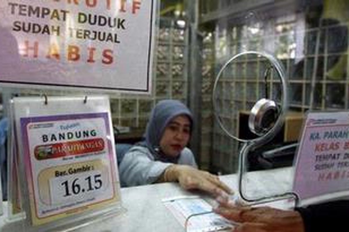 Aktivitas loket pembelian tiket di Stasiun Gambir.