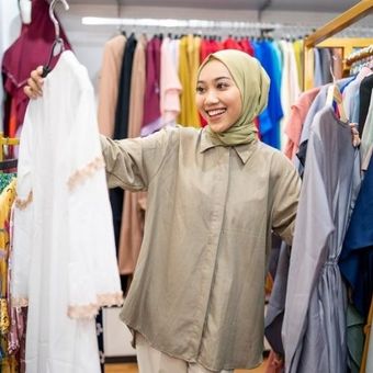 Ilustrasi belanja baju untuk Lebaran Idul Fitri.