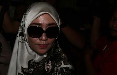 Diperiksa Polisi, Firza Gunakan Penutup Wajah