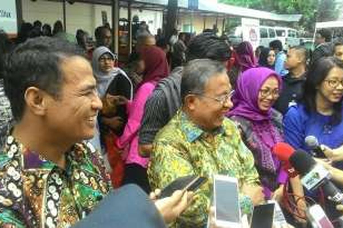 Menteri Koordinator Perekonomian Darmin Nasution Bersama Menteri Pertanian Amran Sulaiman saat meninjau bazar Ramadhan di pelataran parkir Kantor Kemenko Perekonomian, Jakarta, Rabu (15/6/2016)