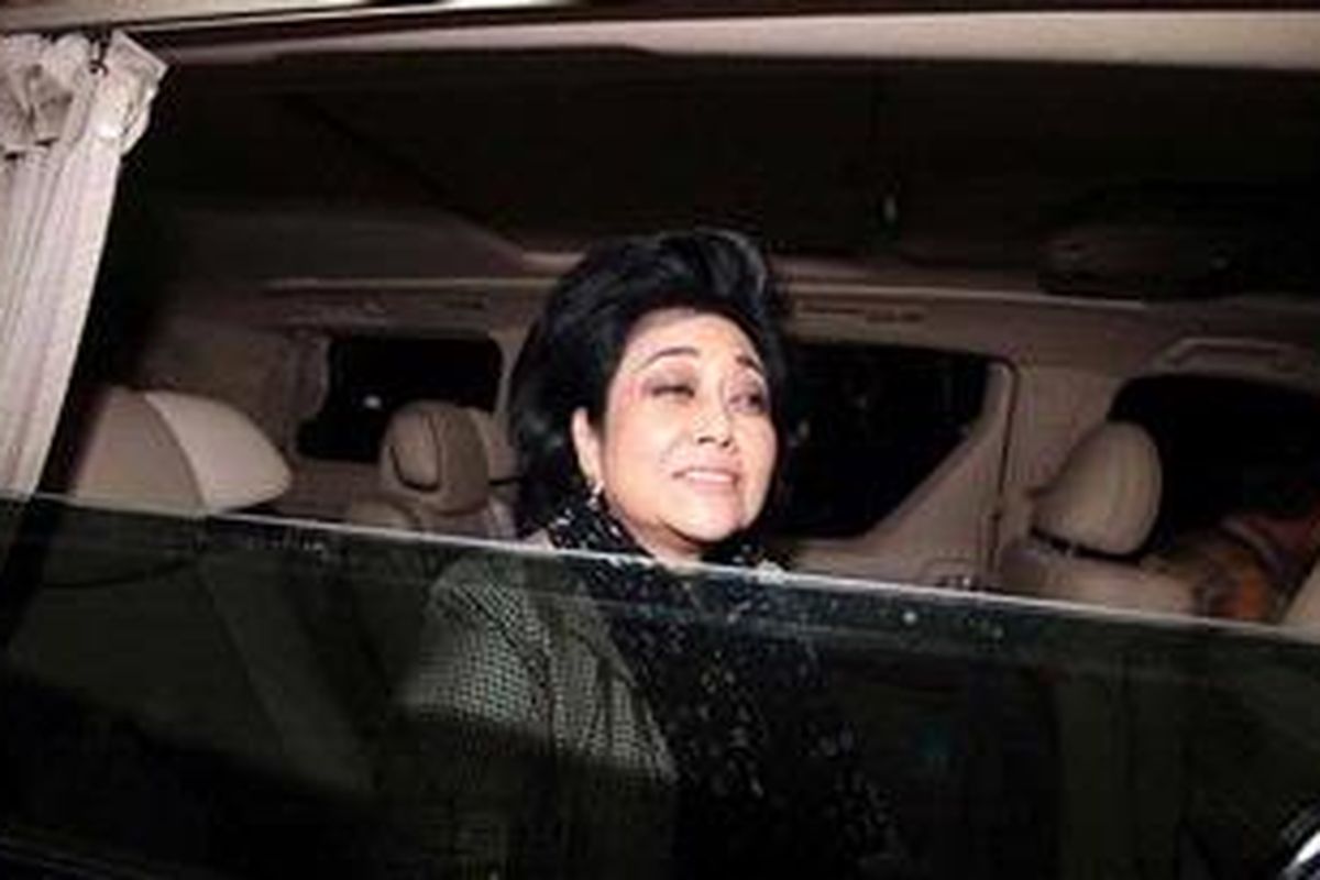 Pengusaha sekaligus politisi Partai Demokrat, Hartati Tjakra Murdaya, usai diperiksa sebagai saksi untuk tersangka Amran Batalipu oleh tim penyidik Komisi Pemberantasan Korupsi (KPK), di Jakarta, Jumat (27/7/2012). Hartati diperiksa selama 12 jam, terkait dugaan suap pengurusan izin hak guna usaha (HGU) usaha perkebunan kelapa sawit di Kabupaten Buol, Sulawesi Tengah.   