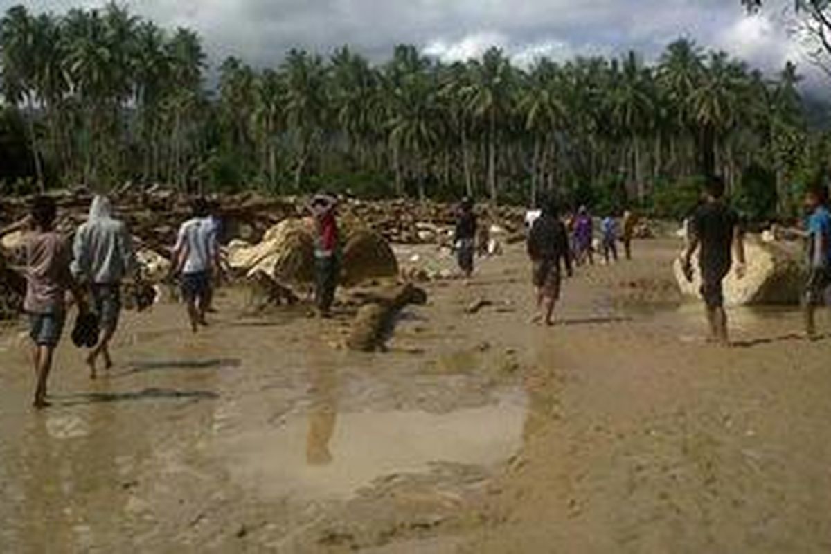 Pencarian korban banjir bandang di Parigi Moutong masih terus dilakukan.