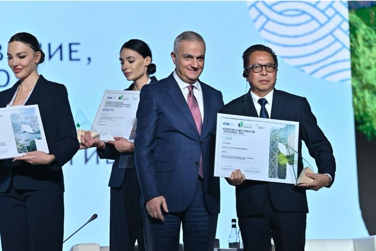 Dirjen Gakkum KLHK Rasio Ridho Sani (kanan) mewakili Menteri LHK Siti Nurbaya menerima penghargaan Green Eurasia 2024 di Yerevan, Armenia, Selasa (1/10/2024). 