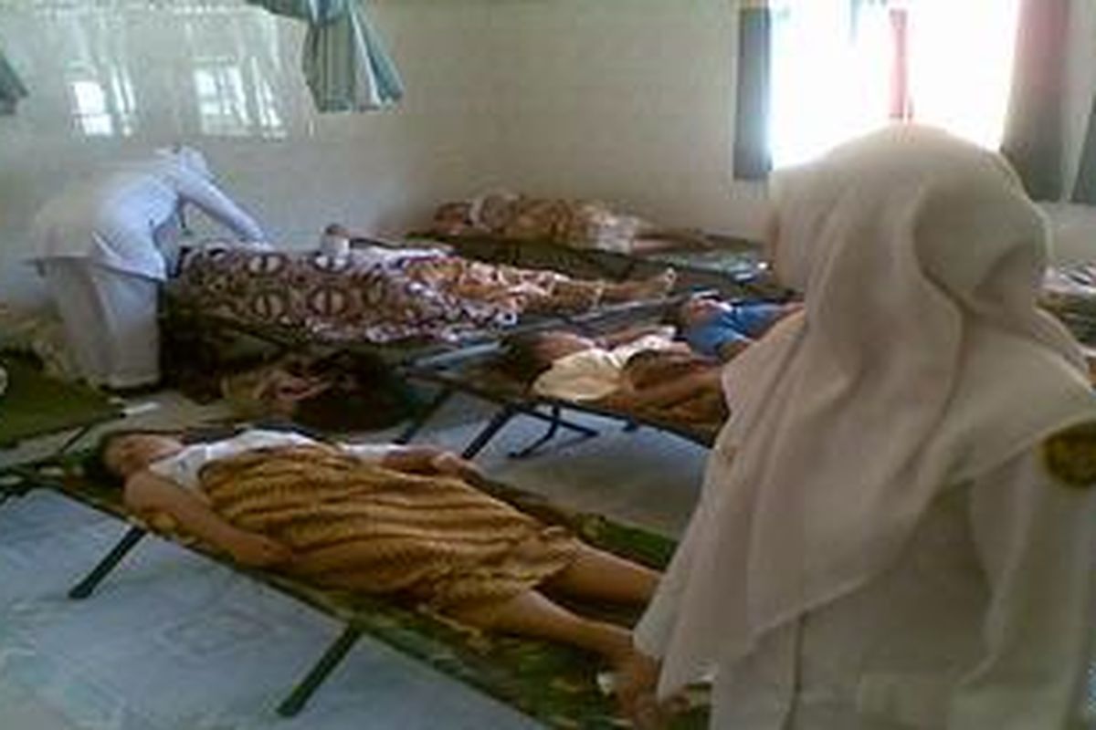 Ratusan wanita di Kediri, Jawa Timur, Sabtu (11/2/2012) mengikuti operasi tubektomi, guna mengendalikan laju pertumbuhan penduduk.