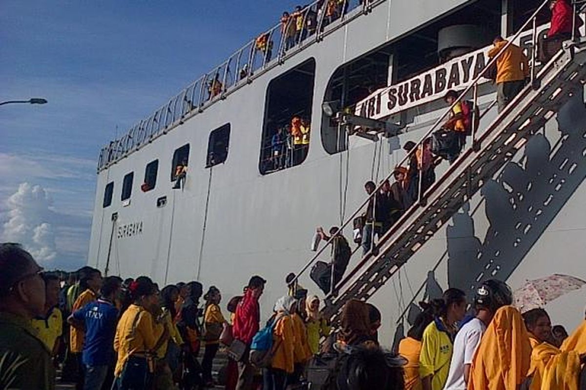 KRI Surabaya yang mengangkut ribuan mahasiswa KKN Nusantara tiba di pelabuhan Wanci, Wakatobi, Sulawesi Tenggara. Para mahasiswa dari berbagai perguruan tinggi Negeri se-Indonesia berada di Wakatobi selama 45 hari mendatang