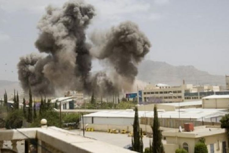 Asap mengepul akibat serangan udara Saudi di Sanaa, Yaman, Rabu  (8/4/2015). Arab Saudi terus melakukan serangan udara terhadap posisi-posisi pemberontak Syiah Huthi. 