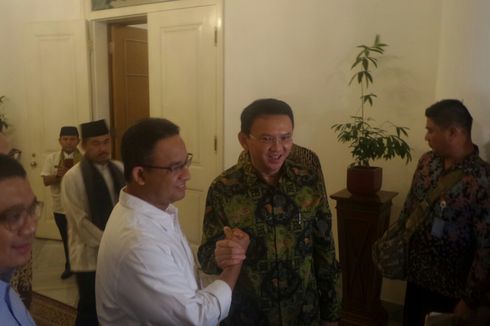 Anies Datang Saat Ahok Layani Warga di Balai Kota 