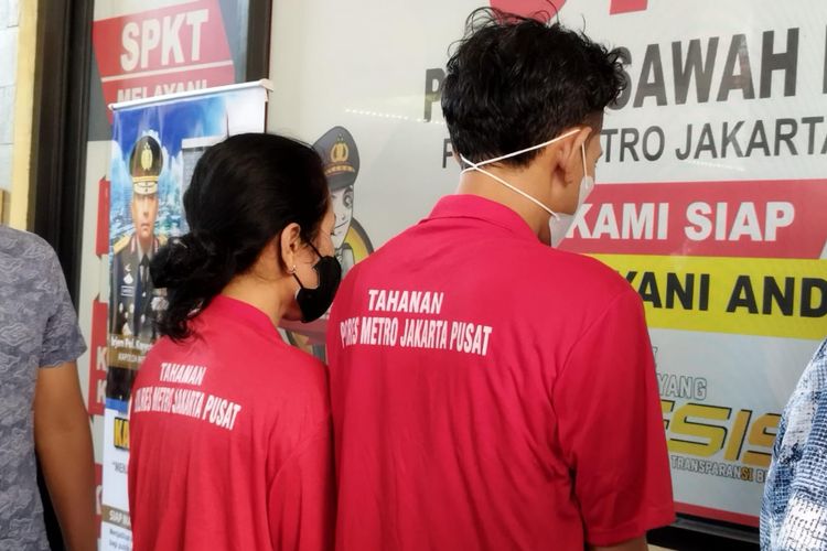 Pasutri terduga pengedar sabu berinisal IB (43) dan SM (43) saat konferensi pers di Mapolsek Sawah Besar, Jumat (15/9/2023). (KOMPAS.com/XENA OLIVIA)