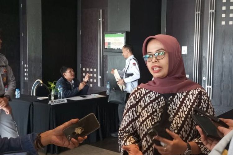 Ketua KPU Jawa Barat Ummi Wahyuni memberikan keterangan di sela rapat kerja sosialisasi calon perseorangan dalam Pilkada Jabar 2024 di Bandung, Kamis (2/5/2024). 