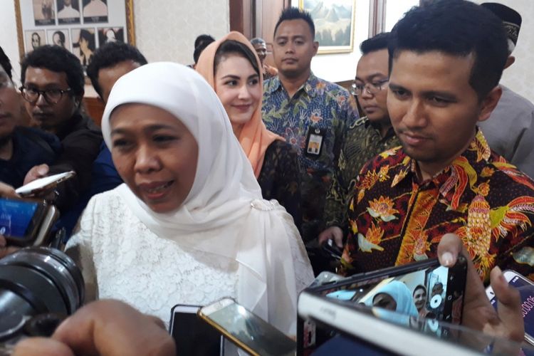 Pasangan gubernur dan wagub Jatim terpilih, Khofifah Indar Parawansa dan Emil Elistyanto Dardak di Gedung Negara Grahadi Surabaya, Senin (11/2/2019) malam