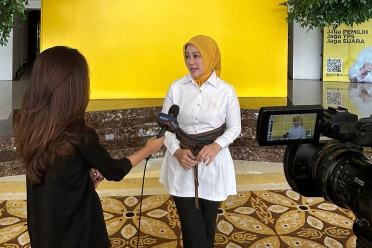 Atalia Praratya saat diwawancarai media usai menyerahkan berkas pencalonannya sebagai calon legislatif dari Partai Golkar di Kantor DPP Partai Golkar, Jakarta, Sabtu (13/5/2023).