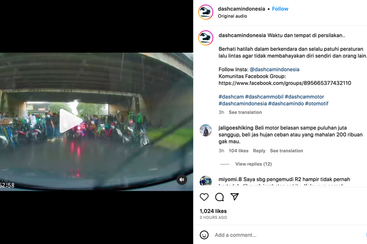 pengendara motor berteduh di bawah underpass