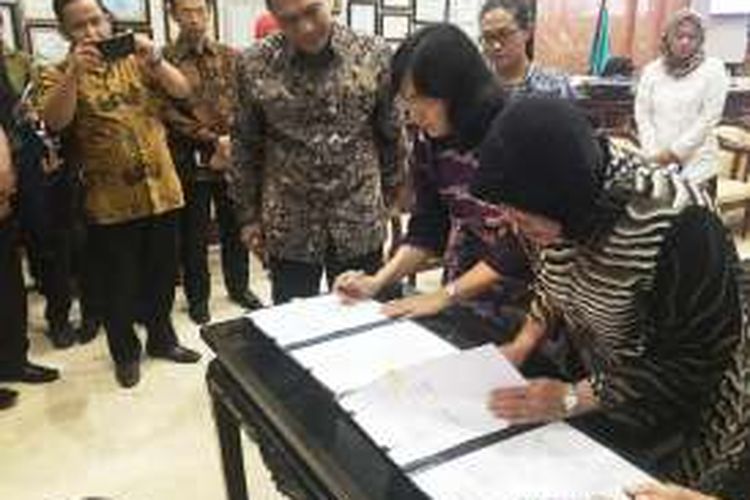 Dok Kemenperin - Dirjen IKM Kemenperin Gati Wibawaningsih bersama Wali Kota Surabaya Tri Rismaharini menandatangani Berita Acara pada acara Serah Terima Mesin dan Peralatan IKM di Surabaya, Jawa Timur.