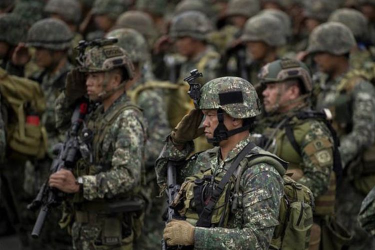 Foto dokumen menampilkan pasukan keamanan Filipina. Otoritas keamanan Filipina kini tengah mengetatkan pengawasan di kota-kota besar terkait laporan rencana serangan kelompok militan.