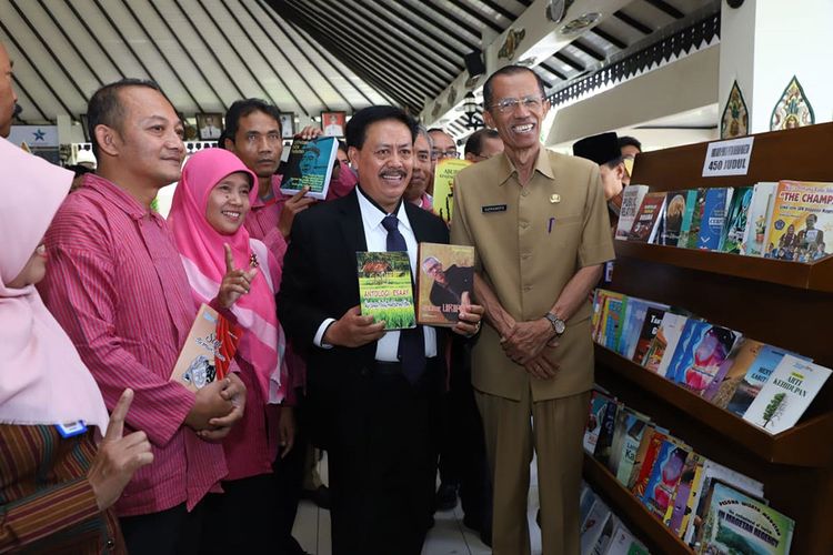 Kepala Perpustakaan Nasional Muhammad Syarif Bando dampingi Bupati Magetan Suprawoto luncurkan Pameran Buku Karya Penulis Lokal di Pendopo Surya Grha, Senin (30/9)